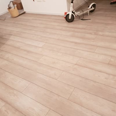 רצפת פרקט חדשה עם כלים לשיפוץ