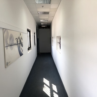 מסדרון עם ציורים על הקירות