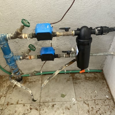 צינורות מים עם ברזים כחולים ושסתום שחור