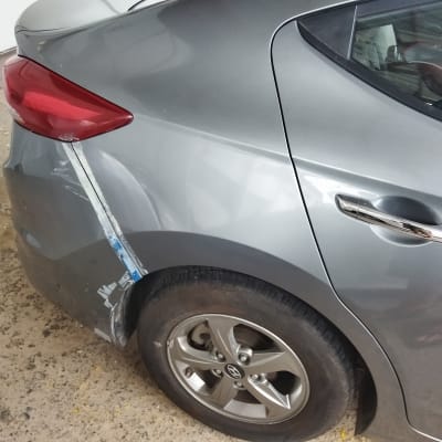 נזק לפגוש אחורי של רכב עם שריטות וסדקים