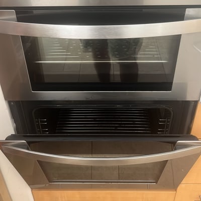 תנור אפייה עם כפתורים ותצוגה דיגיטלית