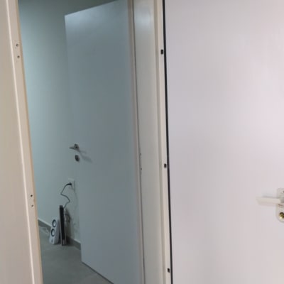 שתי דלתות פתוחות, אחת לבנה ואחת אפורה