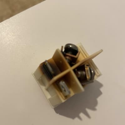 רכיב חשמלי עם חיבורים ומגעים מתכתיים