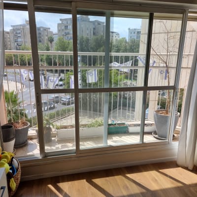 חלון זכוכית גדול עם נוף חיצוני של בניינים