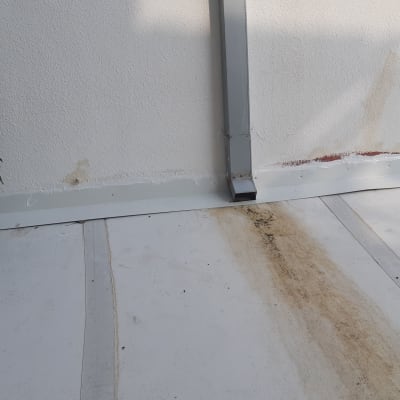 איטום גג עם יריעות לבנות וניקוז מתכת