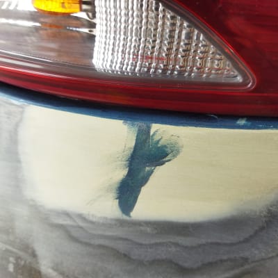 פגוש רכב עם סימני שיוף וצבע