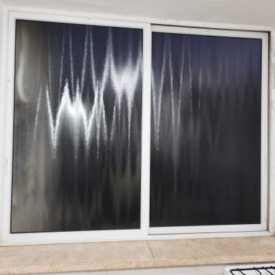 חלון אלומיניום עם זכוכית מעוצבת