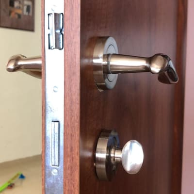 דלת פנים מעץ