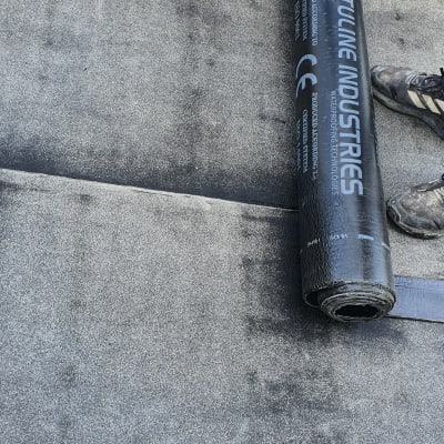 רול ביטומן על גג עם מבער לאיטום