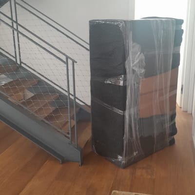 חפץ עטוף בניילון ליד מדרגות עץ וברזל