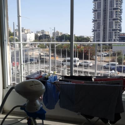 מתלה כביסה עם בגדים על מרפסת