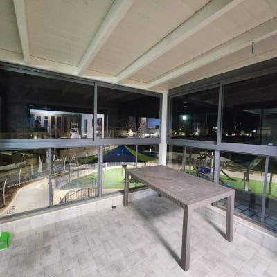 חלונות אלומיניום גדולים במרפסת סגורה