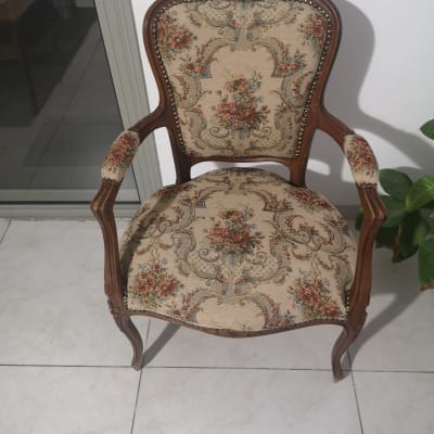 כיסא מרופד בדוגמת פרחים עם מסגרת עץ