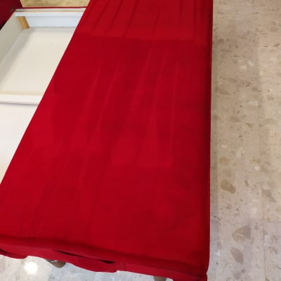 ספה אדומה עם מכונת ניקוי כחולה ברקע