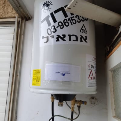 דוד שמש עם צינורות ומחברים מותקנים על קיר