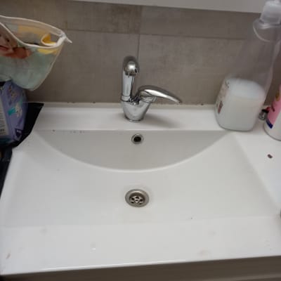 כיור עם ברז כרום ומראה