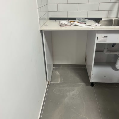 מטבח בשיפוץ עם ארונות פתוחים ומשטח עבודה