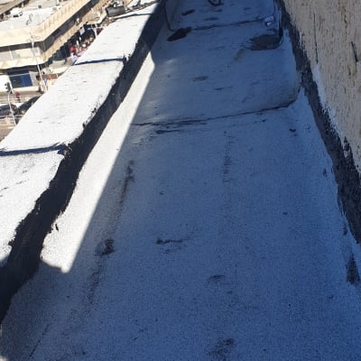 גג אטום עם חומר איטום שחור ולבן