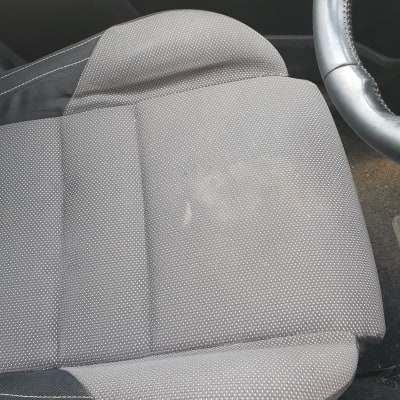 מושב רכב עם כתם קטן על הבד