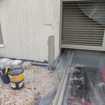 דלי צבע לאיטום ליד קיר עם תיקון טיח