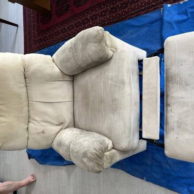 ספה בהירה עם כתמים על בד הכיסוי