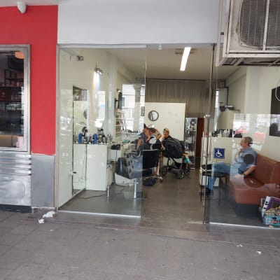 דלתות זכוכית שקופות בכניסה למספרה