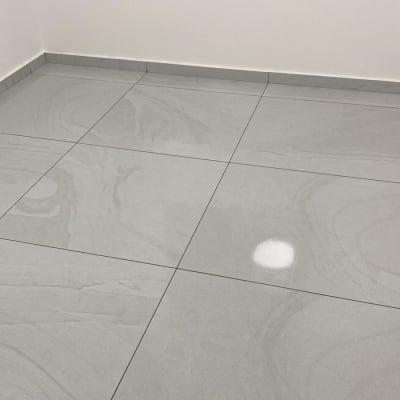 רצפה נקייה ומבריקה עם אריחים גדולים