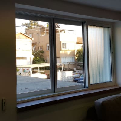 חלון אלומיניום עם מסגרת לבנה