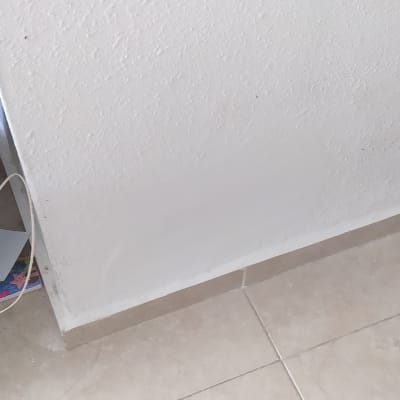 קיר צבוע בלבן עם סימני תיקון צבע