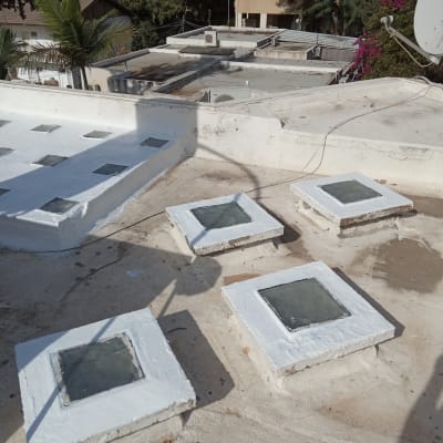 חלונות זכוכית מרובעים אטומים על גג לבן