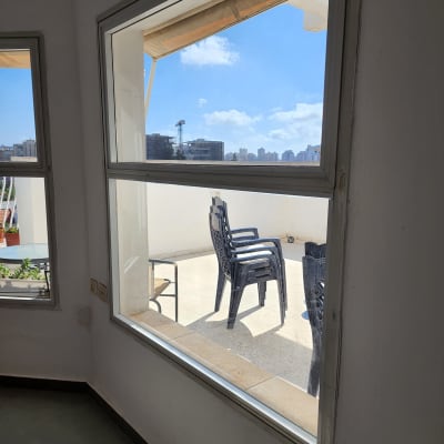 חלון זכוכית גדול עם נוף למרפסת