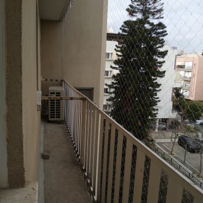 רשת הגנה מותקנת על מרפסת למניעת כניסת יונים