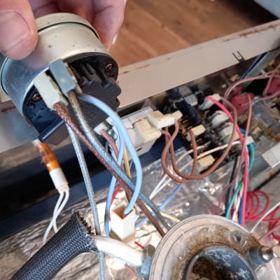 חיבורי חוטים למכשיר חשמלי עם רכיבים אלקטרוניים