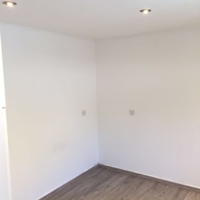 רצפת פרקט עץ בחדר עם קירות לבנים