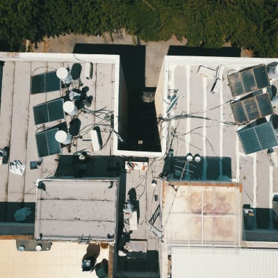 גג עם קולטי שמש, דודי שמש וכבלים