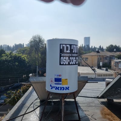 דוד שמש על גג עם צינורות וחיבורים