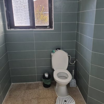 שירותים עם אריחים חדשים וחלון משופץ