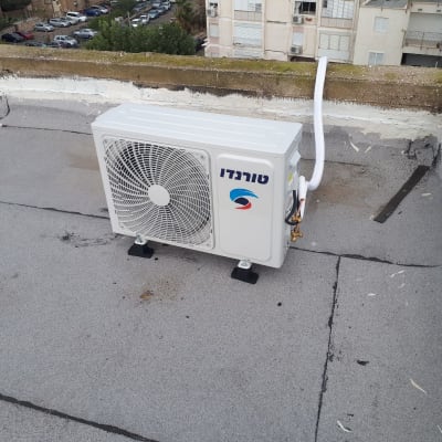 יחידת מיזוג אוויר חיצונית על גג שטוח
