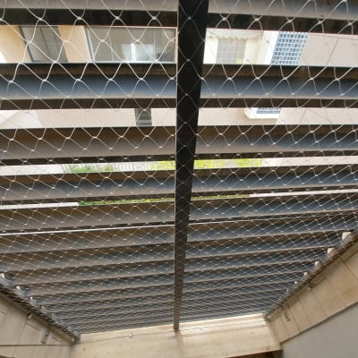 רשת מתכת מותקנת למניעת כניסת יונים