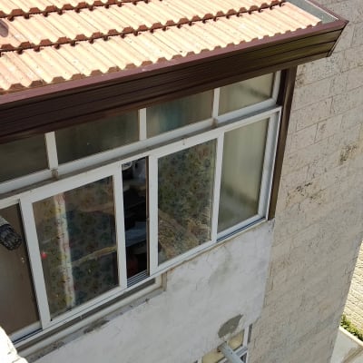 גג רעפים אדום עם מרזב חום