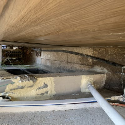 צינורות אטומים בקצף לבן על קיר חיצוני