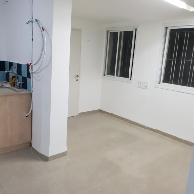 קירות צבועים בלבן עם צינורות חשמל חשופים