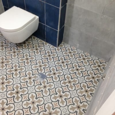 ריצוף חדש עם אריחים מעוצבים ושירותים מותקנים