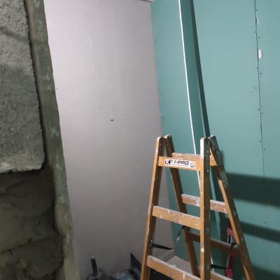 סולם עץ, קיר גבס, כלי עבודה על הרצפה