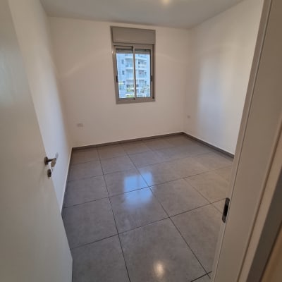 חדר ריק עם רצפה נקייה ומבריקה