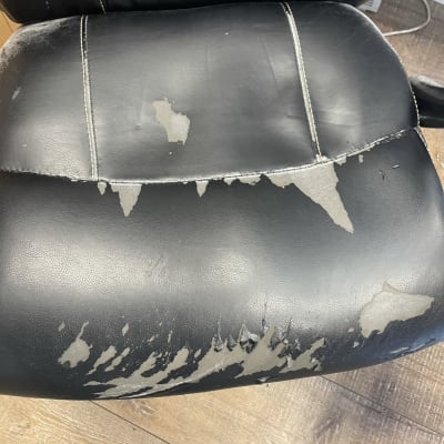 כיסא עור שחור עם קרעים ושחיקה