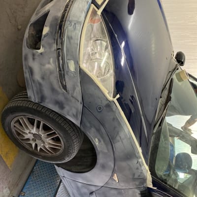 רכב בתהליך תיקון פחחות וצבע במוסך