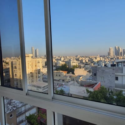 חלונות אלומיניום גדולים עם נוף עירוני