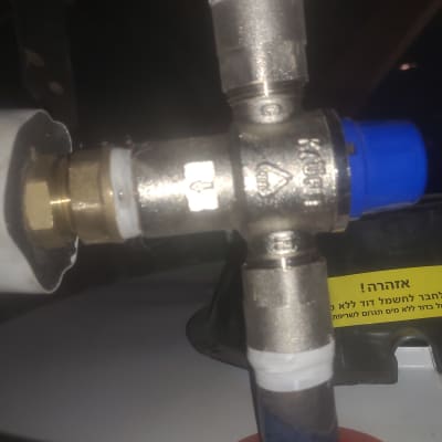 חיבורי צנרת מתכתיים עם ברז כחול בדוד שמש