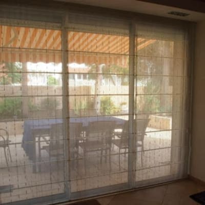 וילון שקוף על חלון זכוכית גדול